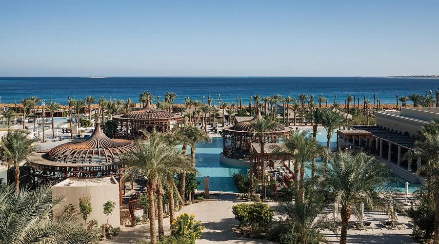 Sahl Hasheesh am Roten Meer mit Resorts, Palmen und Meerblick