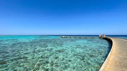 Soma Bay am Roten Meer mit klarem türkisblauem Wasser und Korallenriff